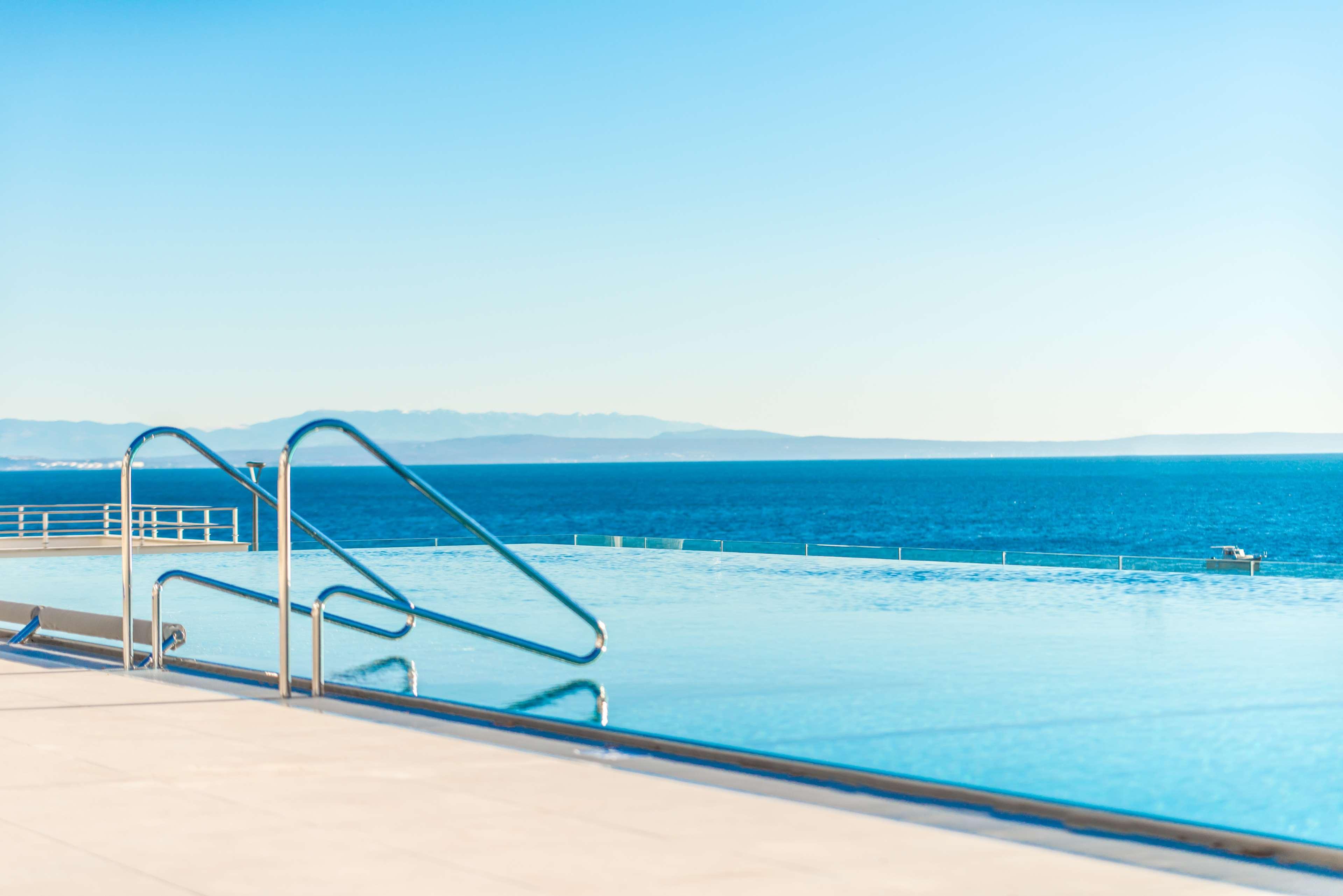 Hilton Rijeka Costabella Beach Resort And Spa المظهر الخارجي الصورة The pool at the Hotel