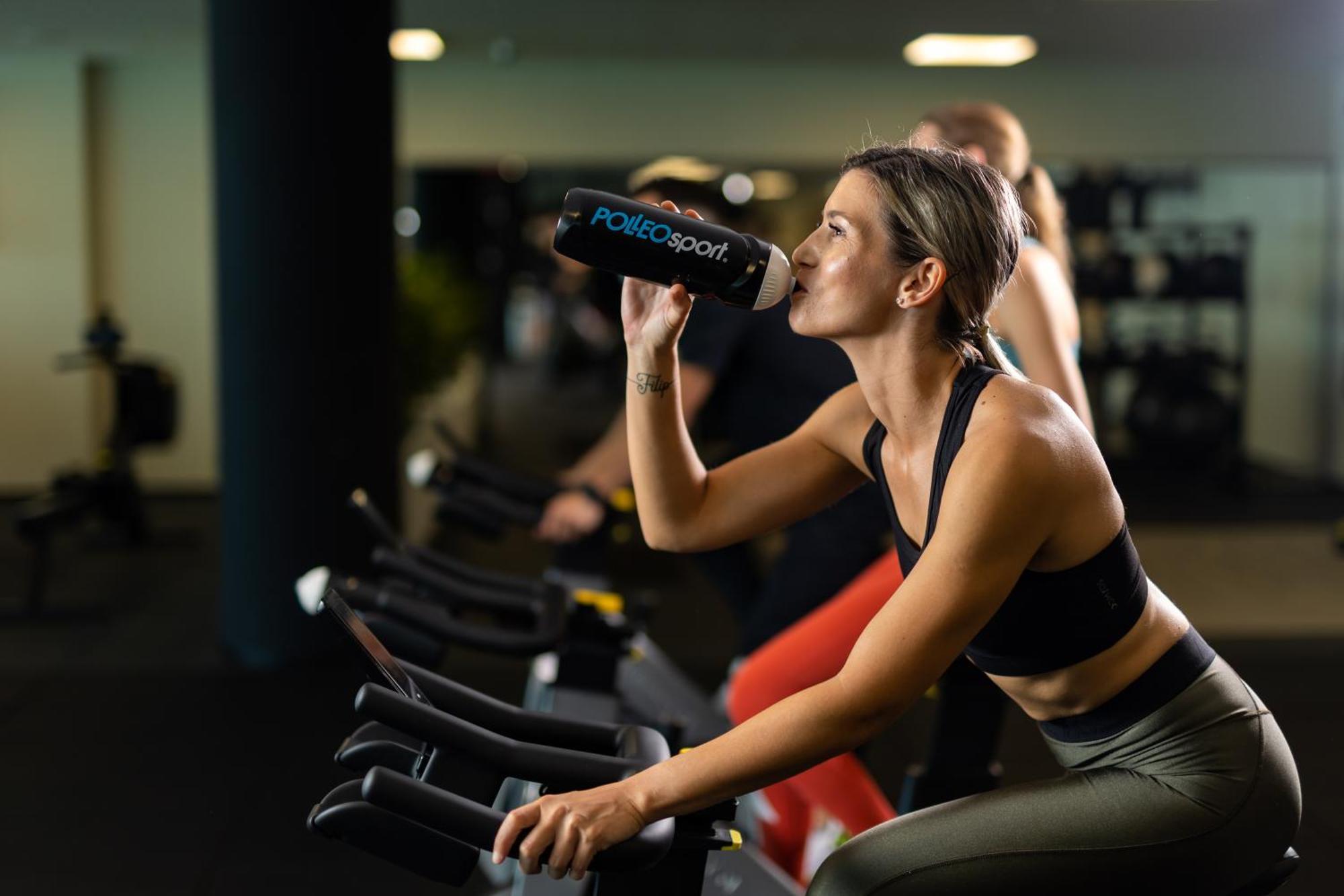 Hilton Rijeka Costabella Beach Resort And Spa المظهر الخارجي الصورة A woman drinking water