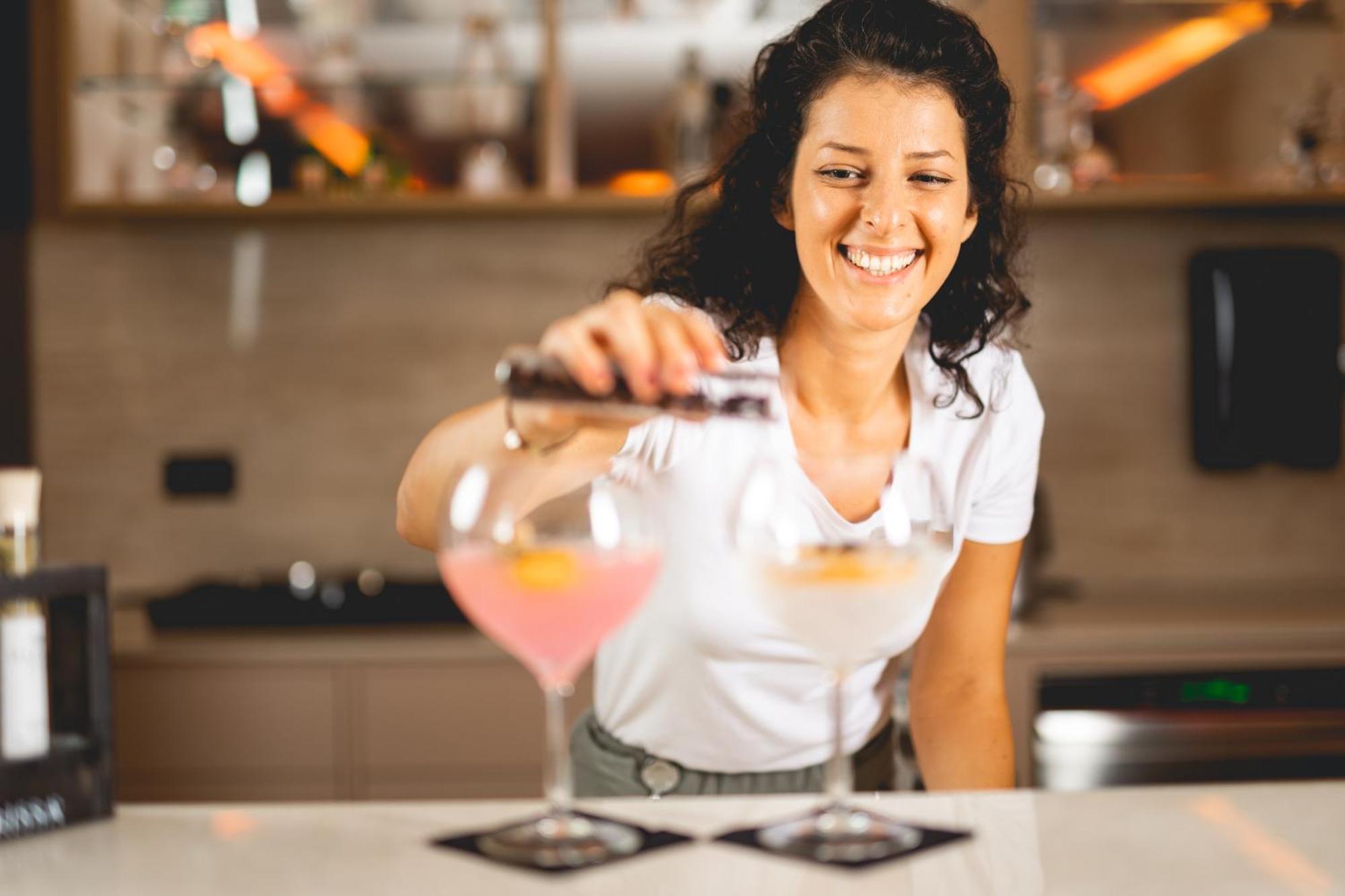 Hilton Rijeka Costabella Beach Resort And Spa المظهر الخارجي الصورة A bartender at work