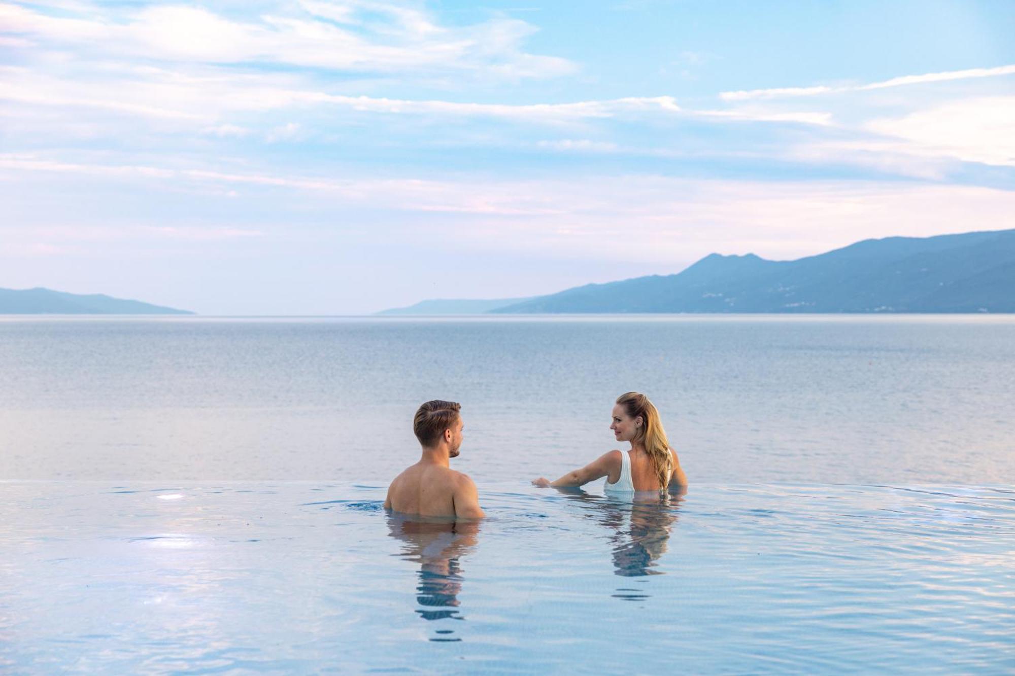 Hilton Rijeka Costabella Beach Resort And Spa المظهر الخارجي الصورة Bathing in the Dead Sea