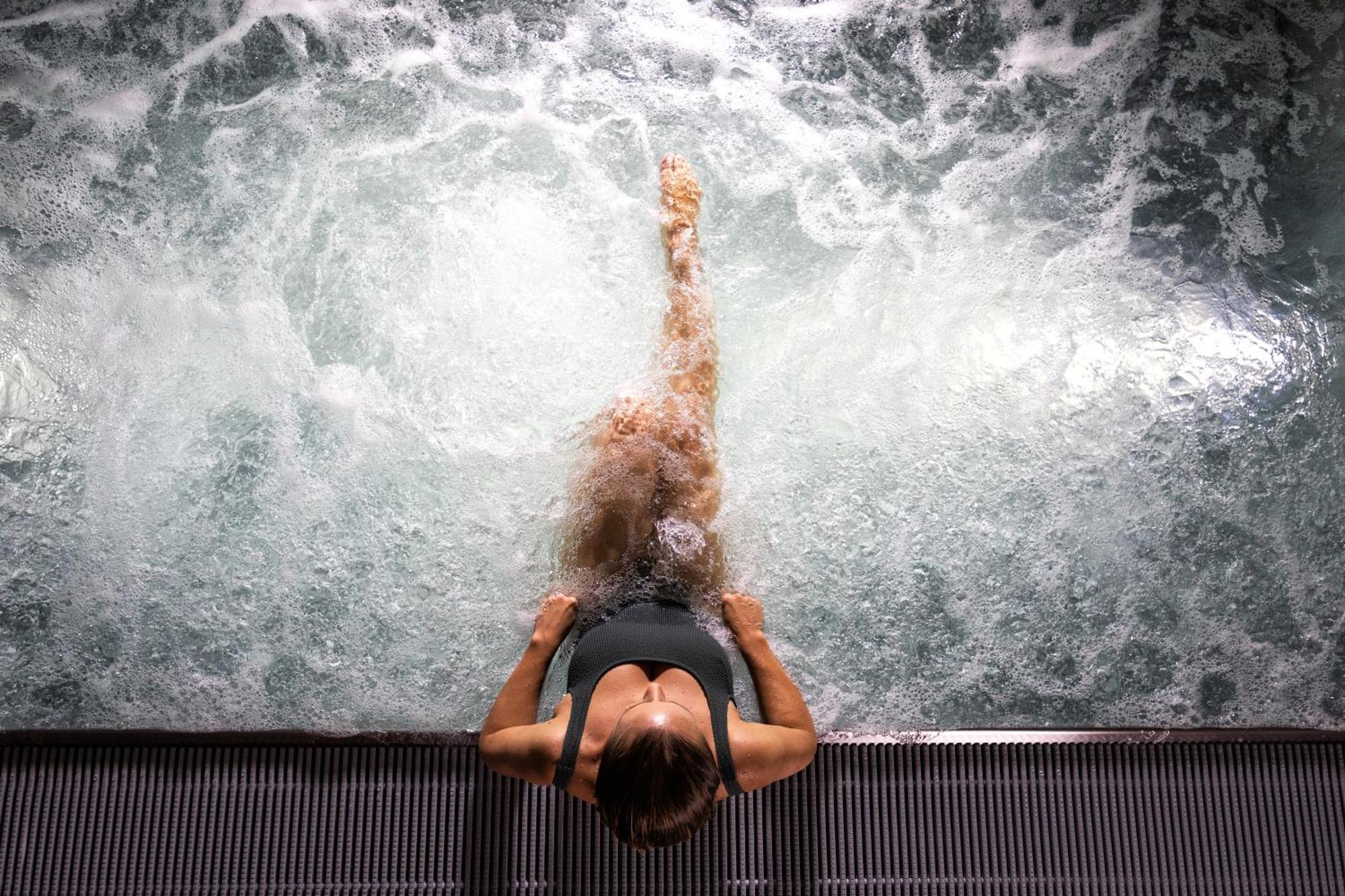 Hilton Rijeka Costabella Beach Resort And Spa المظهر الخارجي الصورة A woman in a whirlpool