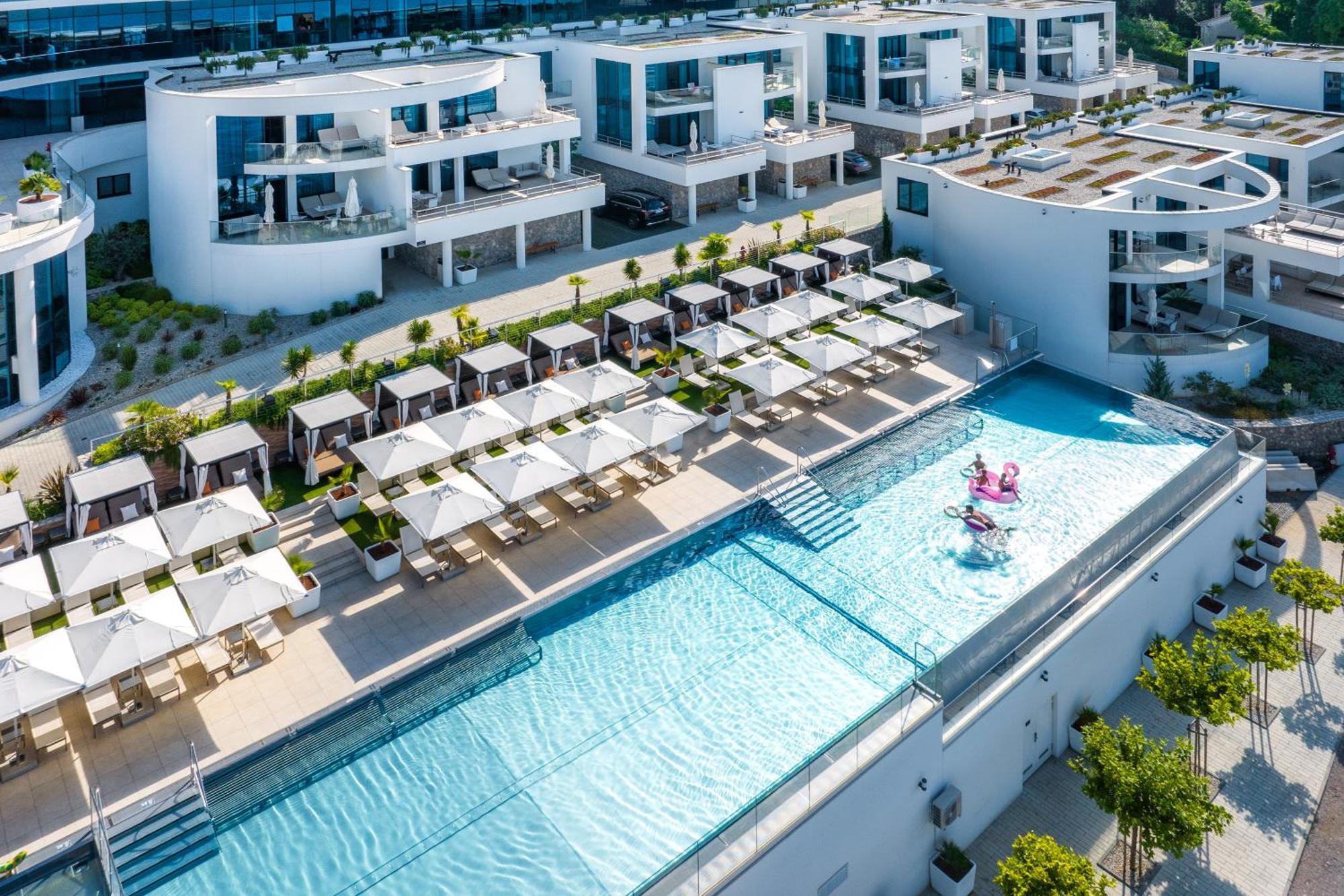 Hilton Rijeka Costabella Beach Resort And Spa المظهر الخارجي الصورة The hotel's rooftop pool
