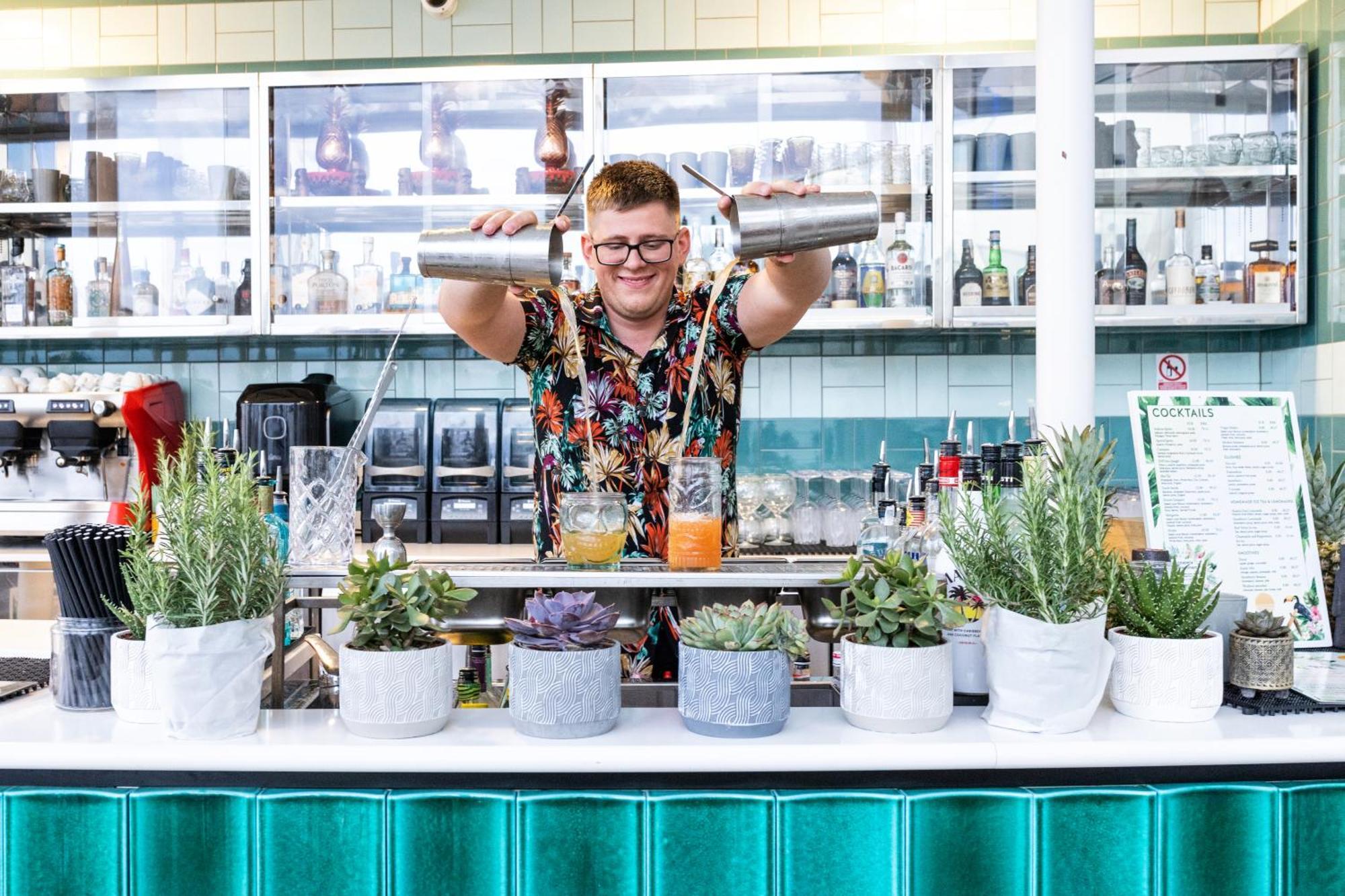 Hilton Rijeka Costabella Beach Resort And Spa المظهر الخارجي الصورة A bartender at work