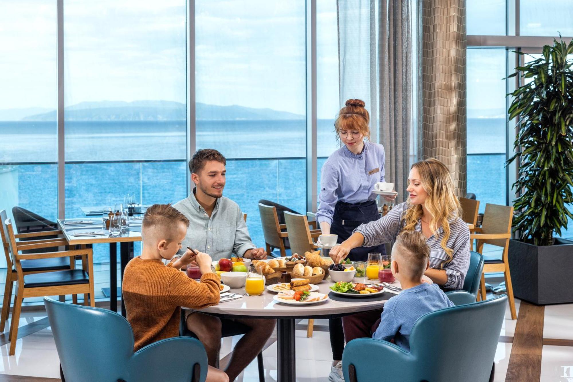 Hilton Rijeka Costabella Beach Resort And Spa المظهر الخارجي الصورة Family dining at the airport