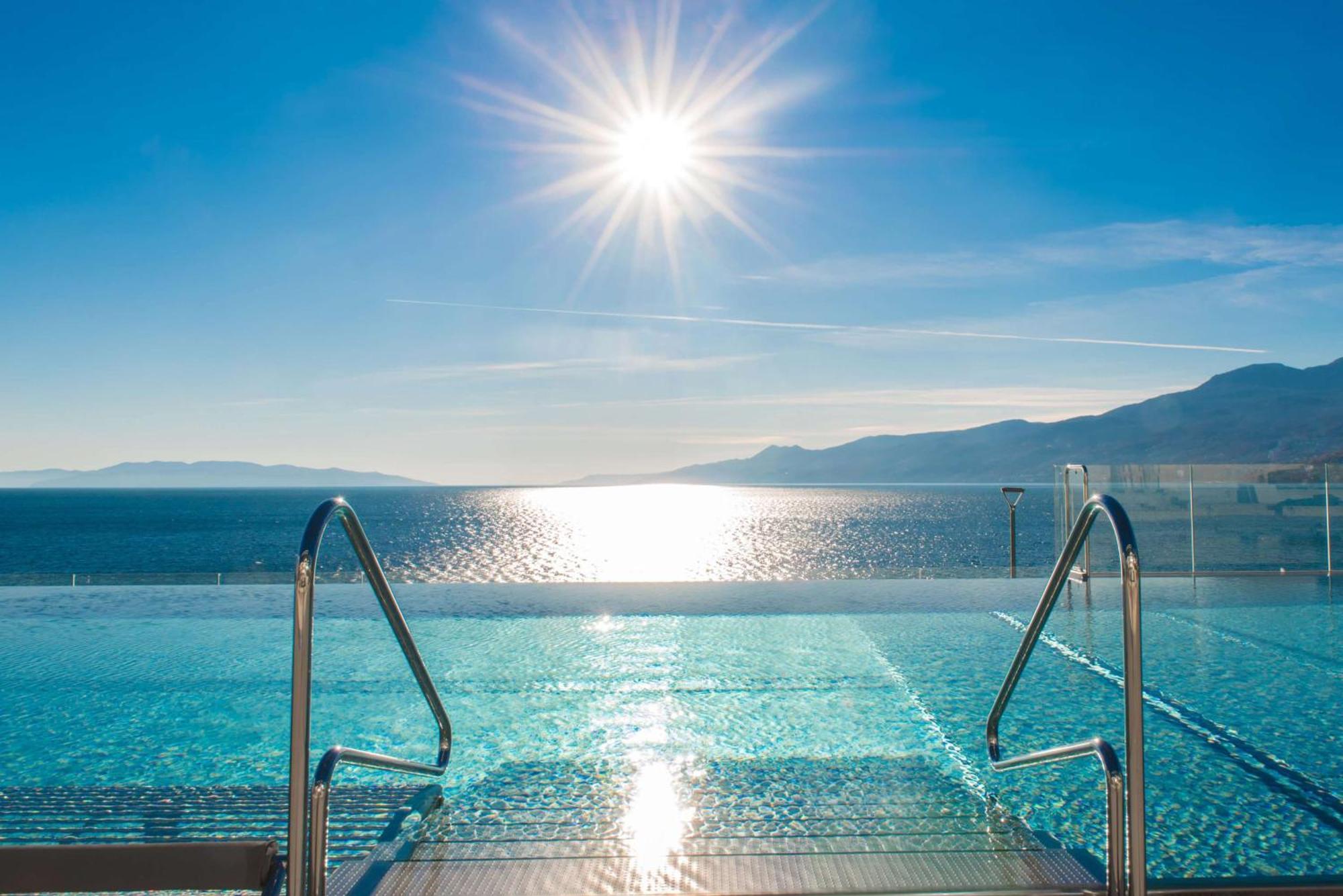 Hilton Rijeka Costabella Beach Resort And Spa المظهر الخارجي الصورة View from the rooftop pool