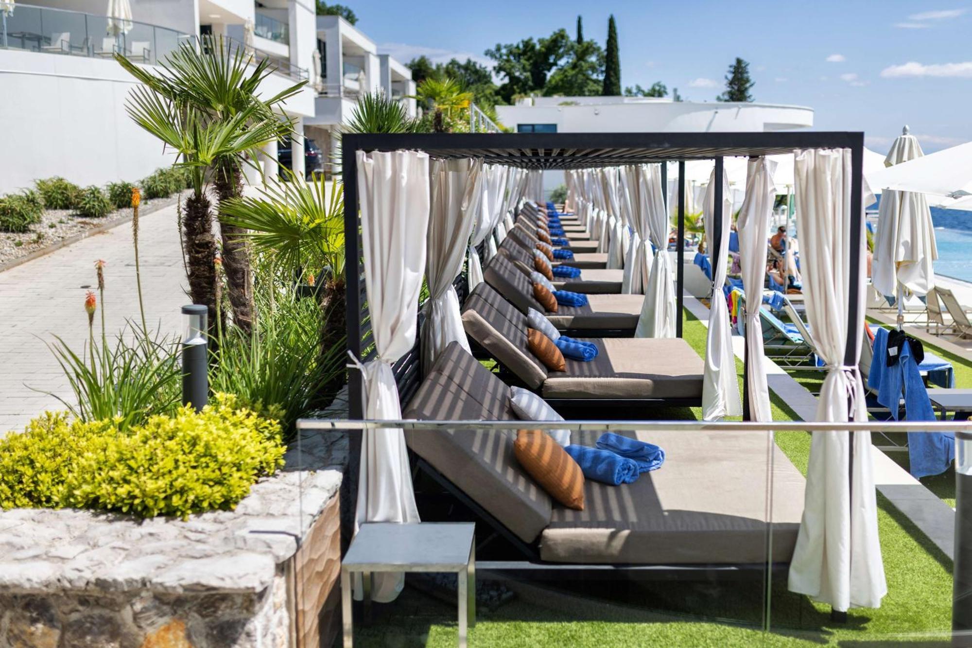 Hilton Rijeka Costabella Beach Resort And Spa المظهر الخارجي الصورة Cabana at a resort