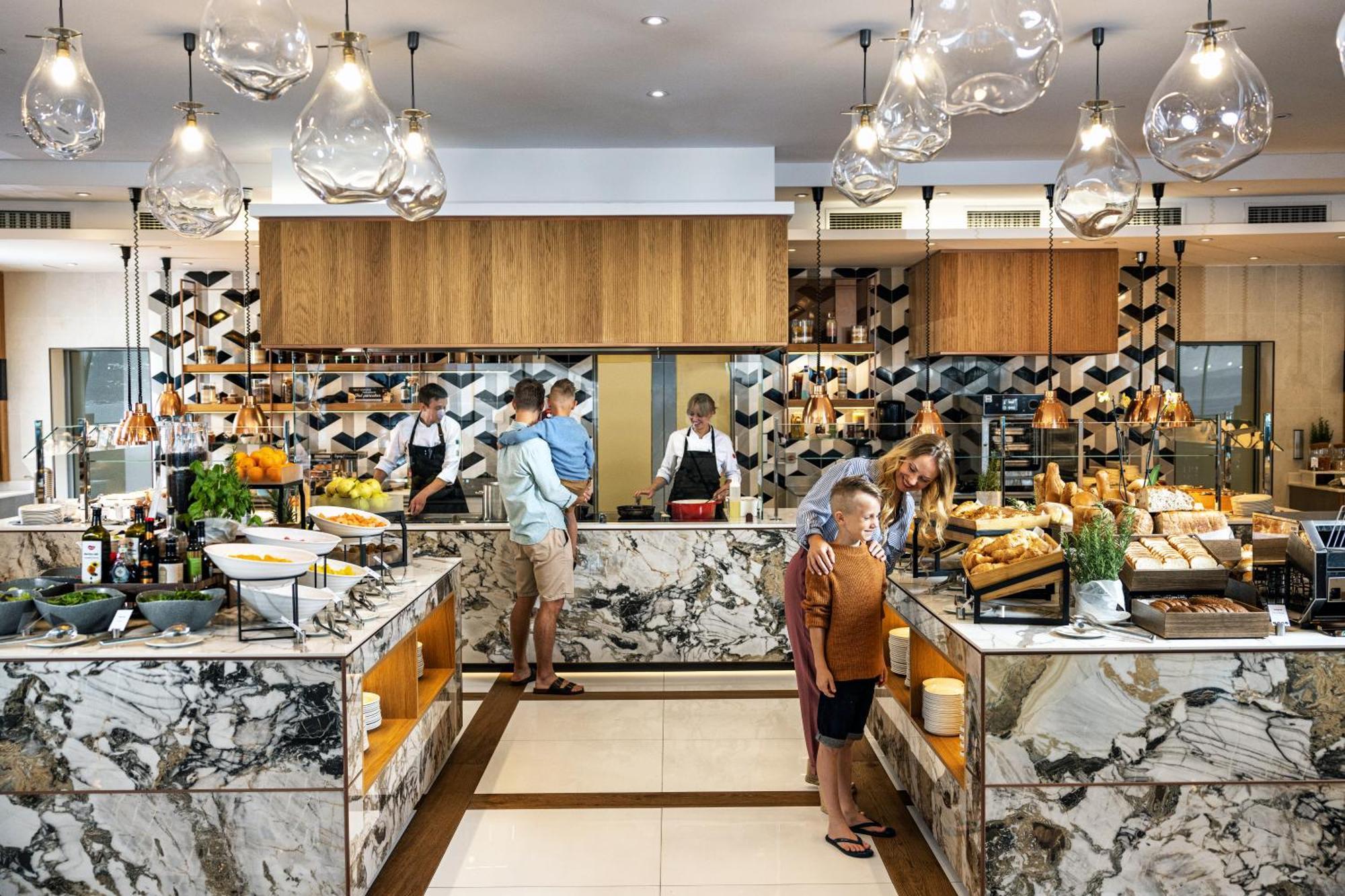 Hilton Rijeka Costabella Beach Resort And Spa المظهر الخارجي الصورة The buffet at the lounge